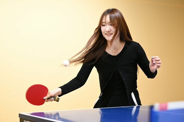 【連続写真】加藤美優、私服でフォアハンド!?　©Keiji Ishikawa