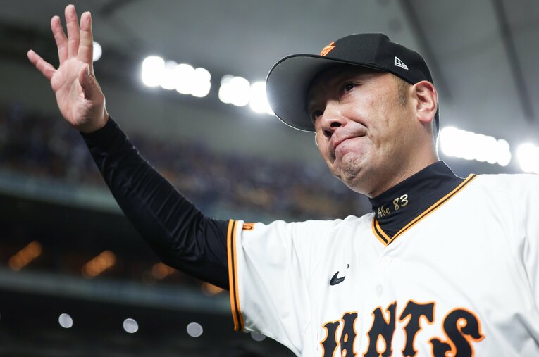 CSファイナルでDeNAに敗れ日本シリーズ進出を逃した巨人の阿部慎之助監督 ／ photograph by JIJI PRESS
