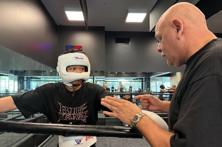 さまざまなテーマを設けて行われる中谷潤人のスパーリング。トレーナーのルディ・エルナンデスが細かく指示を出す ／ photograph by Yuriko Miyata