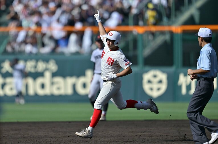 準決勝では横浜の織田からホームランを放った智辯和歌山の楠本　©Hideki Sugiyama
