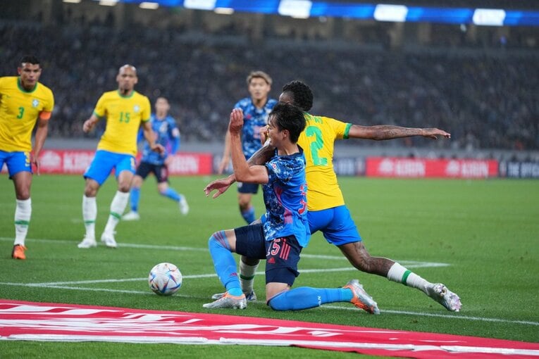 三笘とミリタンのマッチアップ　©JMPA