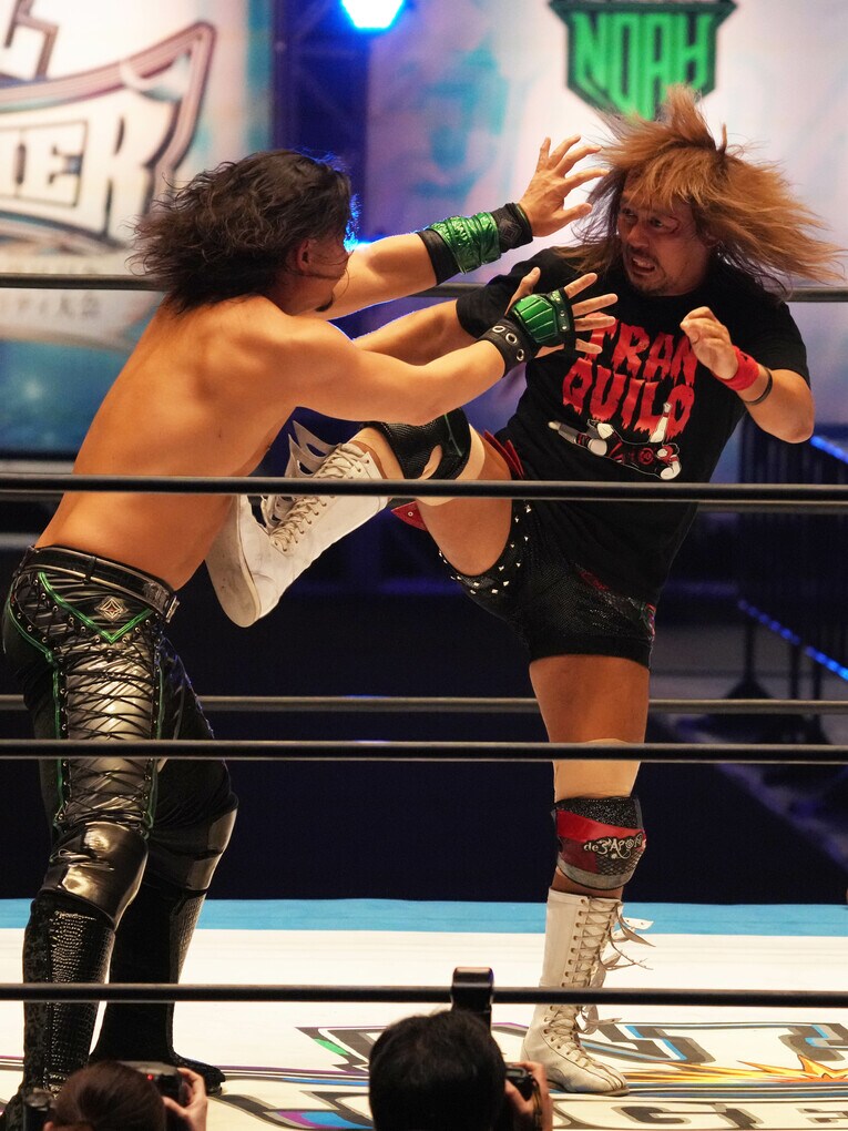 内藤哲也とジェイク・リー。5月6日、日本武道館　©Essei Hara