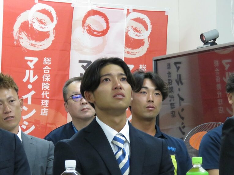 育成指名された藤原。目が潤んでいる（画像は右に続きます）©Kou Hiroo