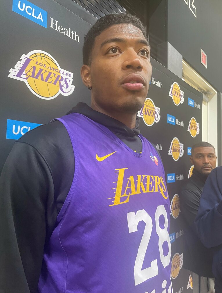 練習後の囲み取材の様子（筆者撮影）