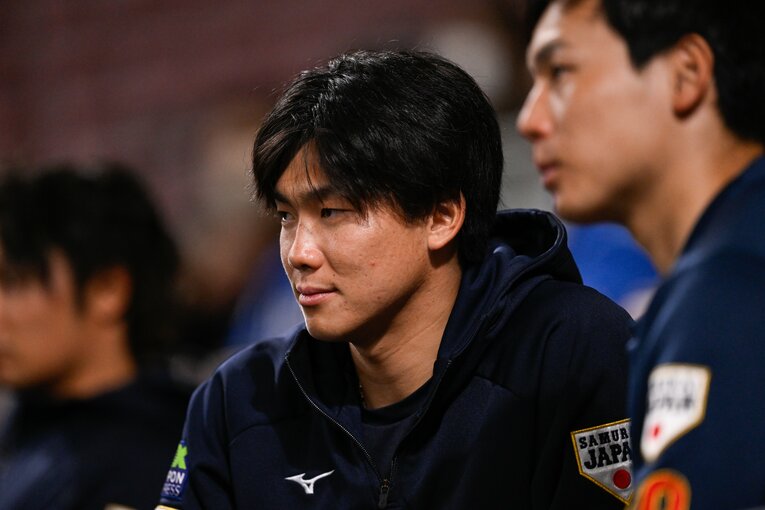 練習を見つめる湯浅　©︎Nanae Suzuki