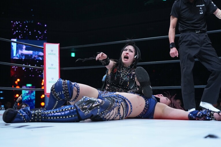 安納サオリを追い詰める上谷沙弥　©Essei Hara