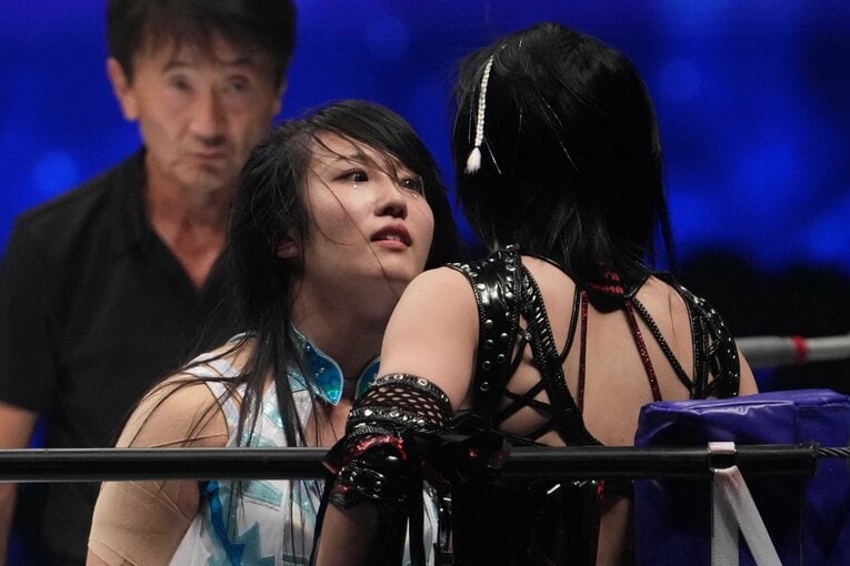 上谷沙弥と向き合う玖麗さやか　©Masashi Hara