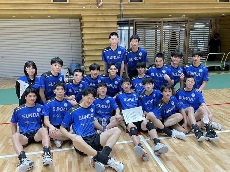 東京予選で春高出場を決めて喜ぶ駿台学園の選手たち。練習着にはスポンサー名がプリントされている　©︎Yuko Tanaka