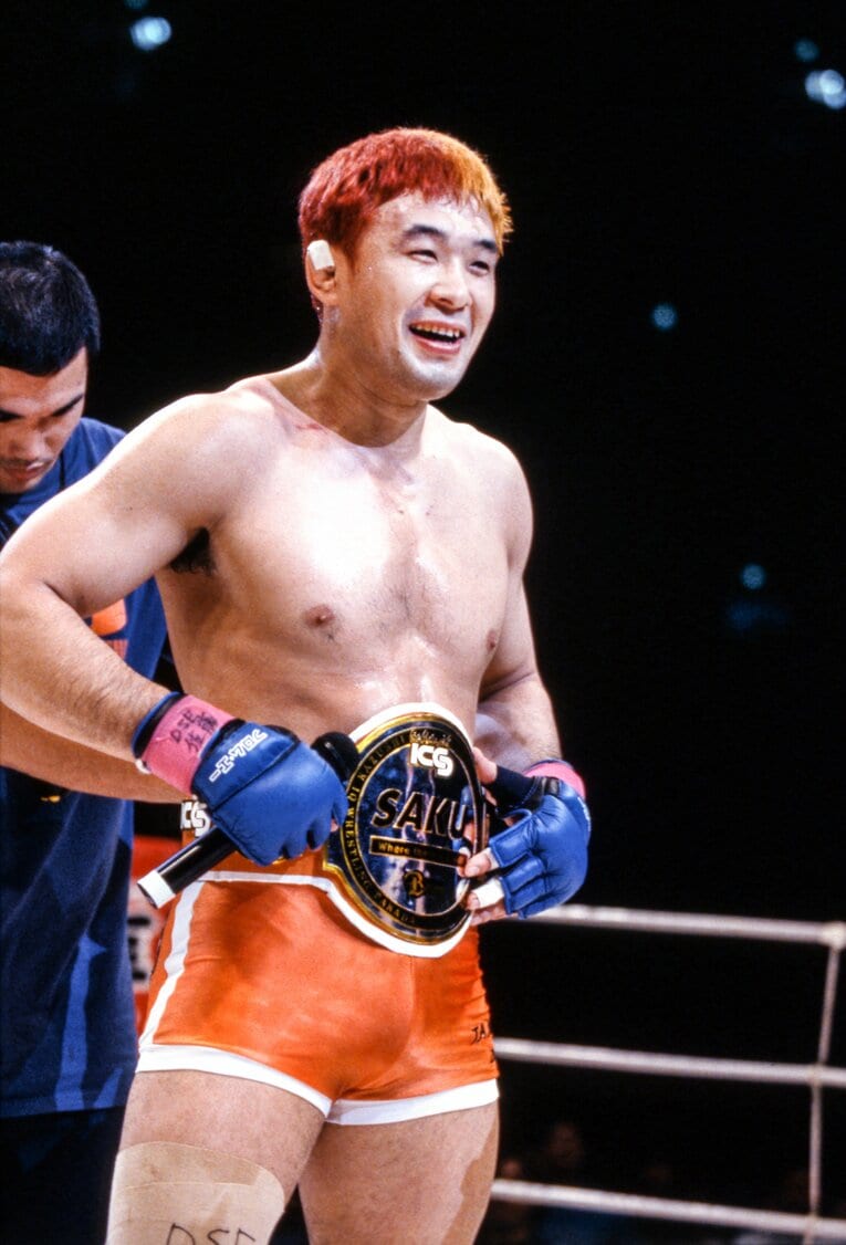 髪を二色に染め上げた桜庭は、自前のベルトを披露