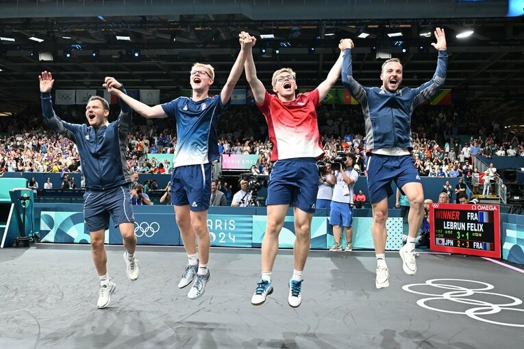 男子卓球団体戦3位決定戦、激闘を制して喜びを爆発させるフランスチーム　©︎Naoya Sanuki/JMPA