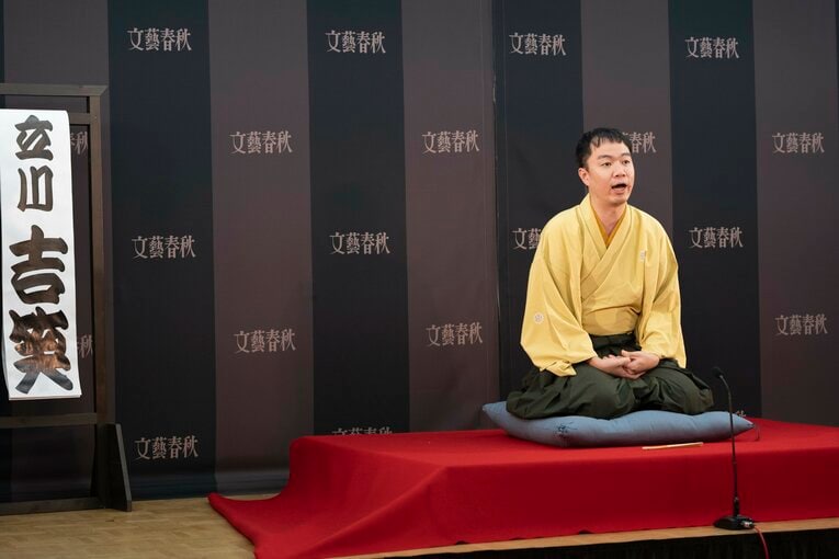 高座に座る立川吉笑（2022年撮影）　©︎BUNGEISHUNJU