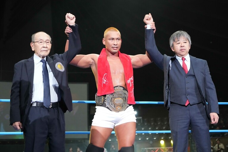 三冠王座初防衛に成功した中嶋勝彦は新間寿氏（左）から祝福される　©Essei Hara