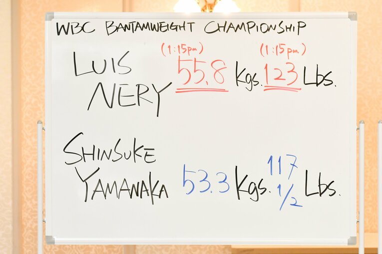 ネリの大幅な体重超過を示すホワイトボード　©Hiroaki Yamaguchi/AFLO