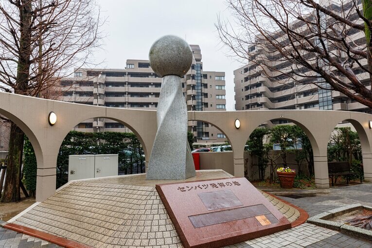 バックネット裏跡地の一角に「センバツ発祥の地」の碑を見つけた