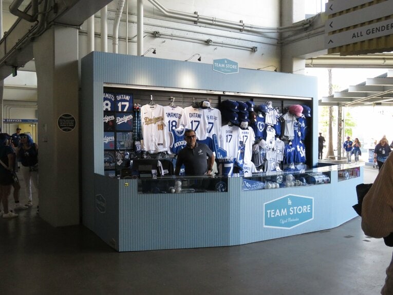 球場のグッズショップ。基本混んでる　©Kou Hiroo