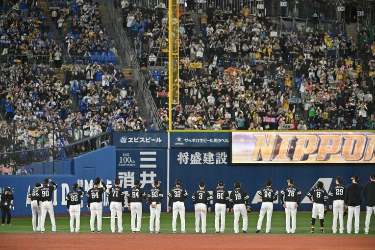 日本シリーズ第6戦、試合が終わりファンに挨拶するソフトバンクナイン　©︎Hideki Sugiyama