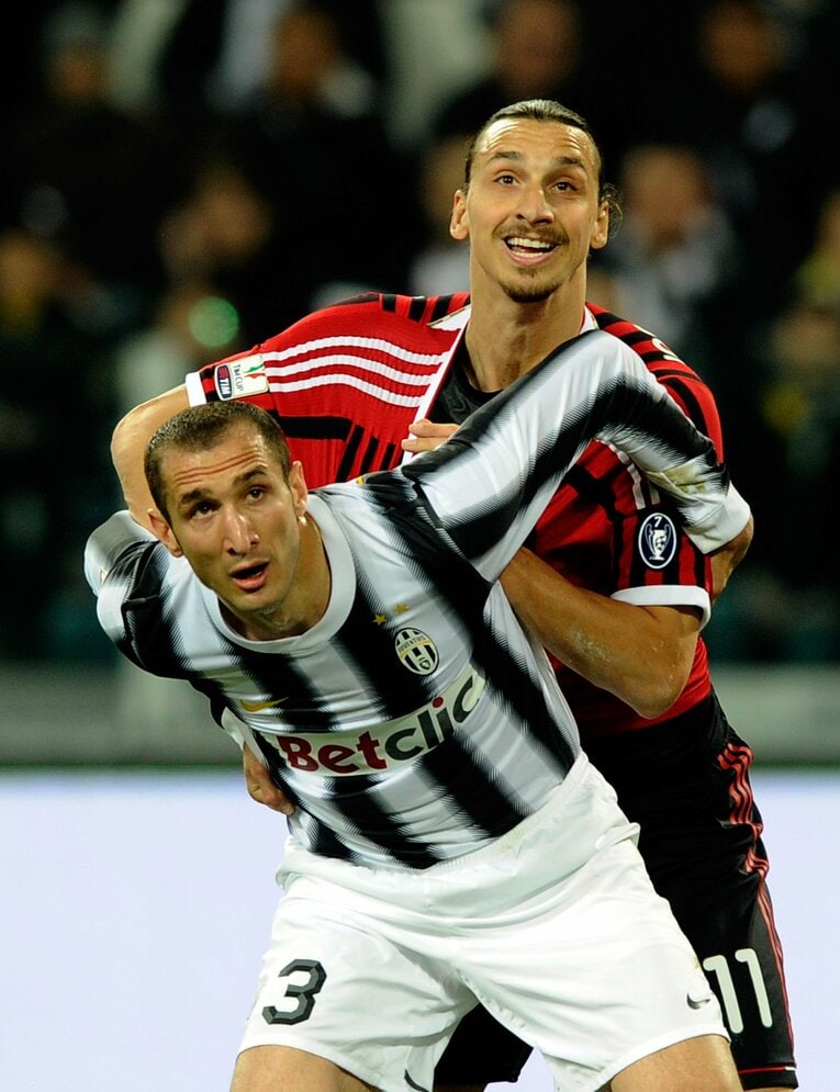 2012年のキエッリーニとイブラ様。ハードな競り合いなのに嬉しそうに見えるのだから戦慄が走る　©Getty Images