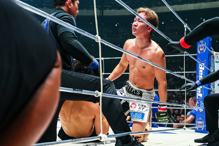 敗北の直後、呆然とした表情を浮かべた朝倉　©RIZIN FF Susumu Nagao