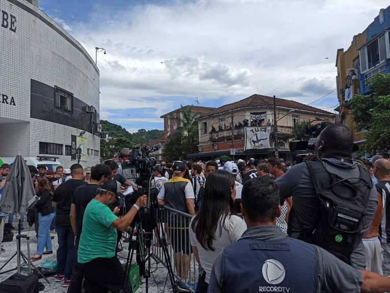 大勢の報道陣 ©Hiroaki Sawada