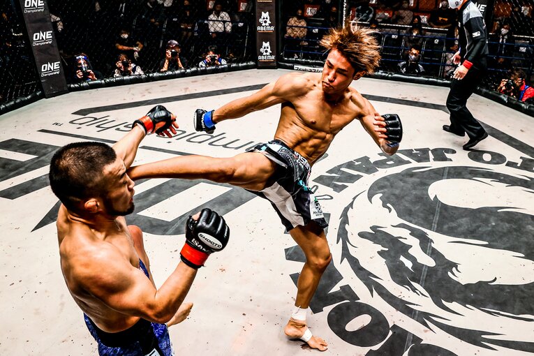 2020年11月に行われた平良達郎vs清水清隆　©Susumu Nagao