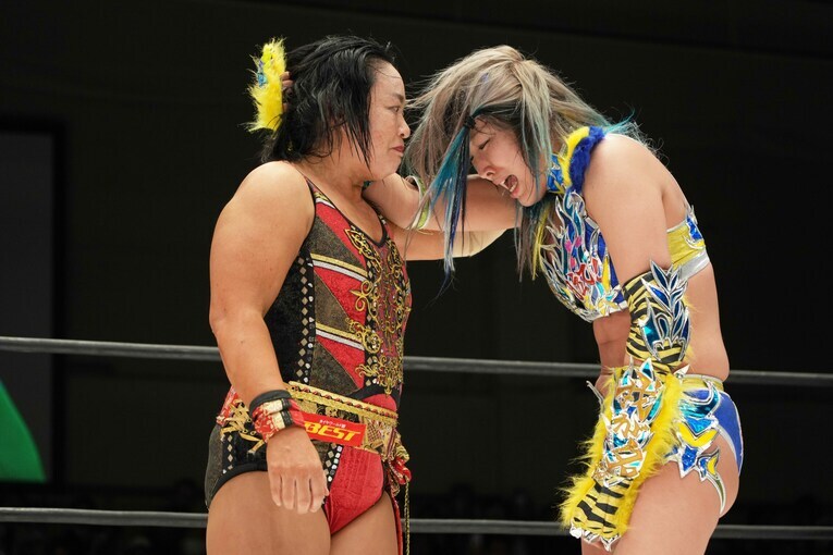 ウナギ・サヤカと里村明衣子の後楽園ホール・ワンマッチ興行は24分21秒で里村が勝利した　©Essei Hara