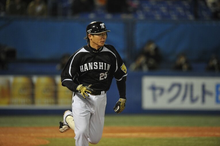 カープ→阪神→カープの現役時代を経て現在は広島の指揮官を務める新井貴浩監督。移籍後も結果を残した　©BUNGEISHUNJU