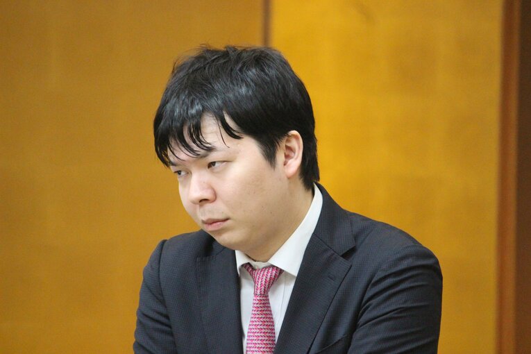 王位戦第1局で副立会人を務めた高見泰地七段　©Number Web