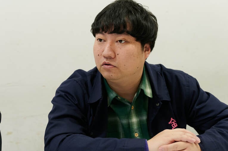 「じつは走り出した瞬間に“肉離れ”したんです」M-1・3位ロングコートダディが語る、あのマラソン漫才ネタ“テレビには映らない”過酷ぶり(4)