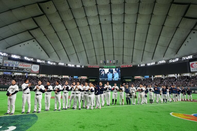 天皇、皇后両陛下、愛子さまのご退席を見守る日本代表の選手たち（写真は右に続きます）　©Getty Images