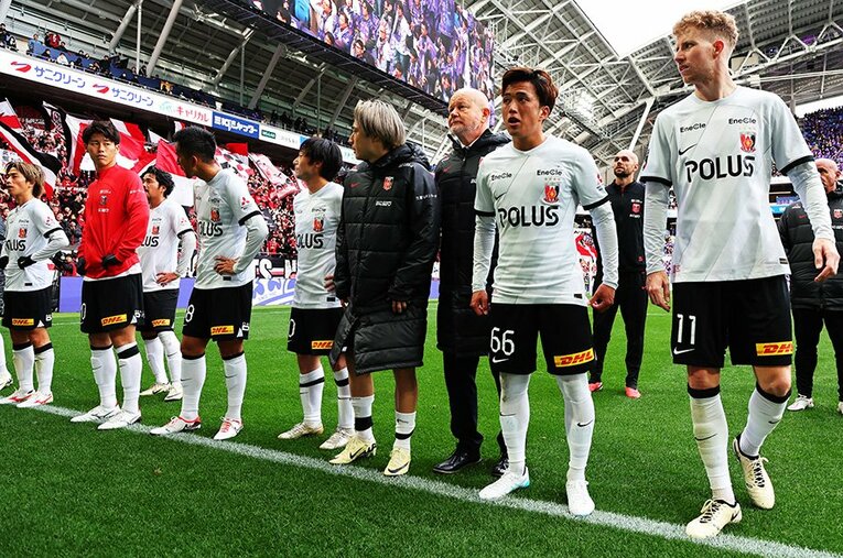 0－2での敗戦後、敵地に駆けつけたサポーターに挨拶するヘグモ監督と浦和イレブン ／ photograph by J.LEAGUE