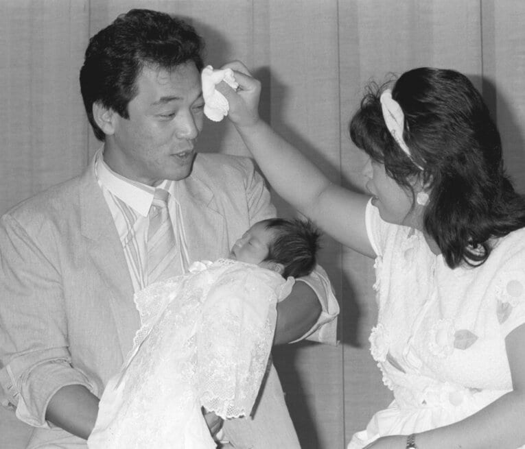 1987年撮影、誕生した長男をお披露目する落合博満と信子夫人　©KYODO
