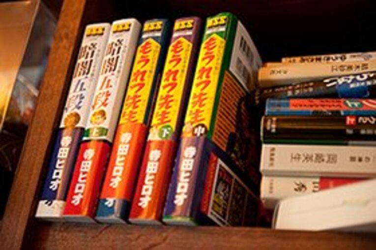 書棚には、内田先生の理想像が描かれているという寺田ヒロオの漫画『もうれつ先生』が             