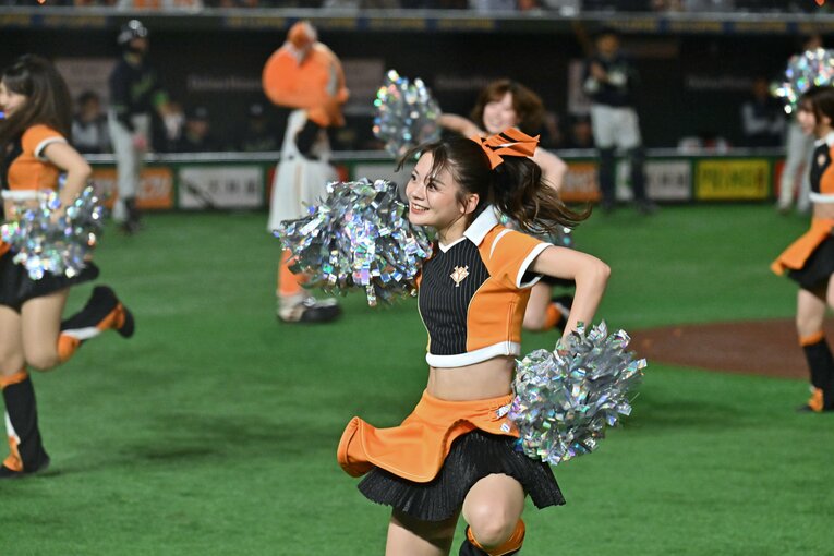 試合を盛り上げる巨人の公式マスコットガール「VENUS」　©Hideki Sugiyama