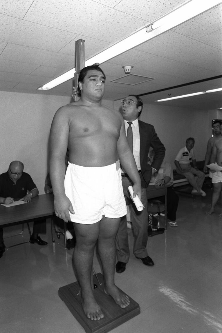 新弟子検査を受ける武蔵丸（1989年撮影）　©JIJI PRESS