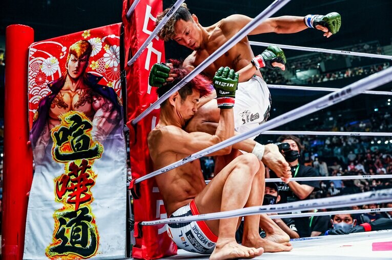 中務修良の強烈な膝蹴りを浴びる砂辺光久　©RIZIN FF Susumu Nagao
