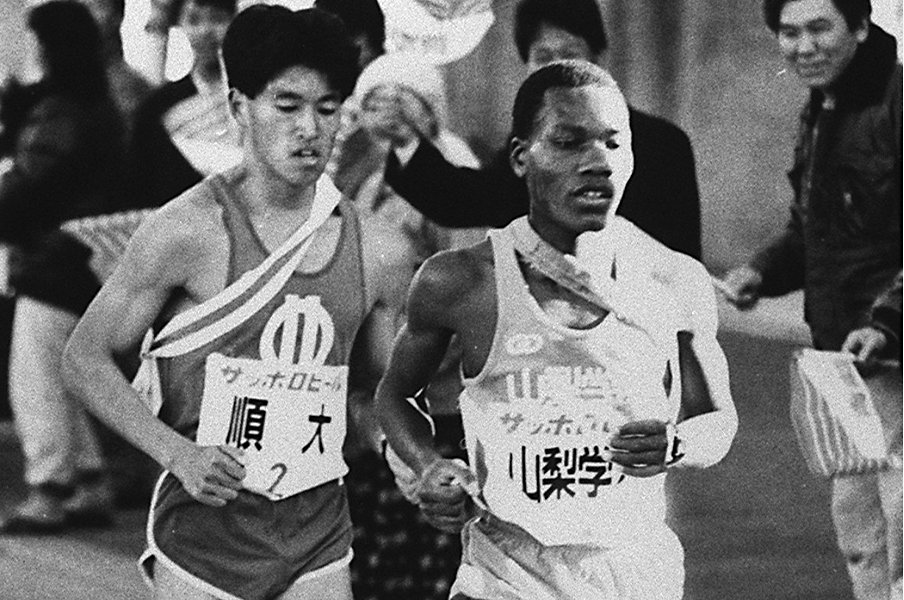【箱根駅伝】「“害人”を走らせるな!」議論を呼んだ留学生 1989年山梨学大のオツオリが示した世界基準<Number Web> photograph by Kyodo News