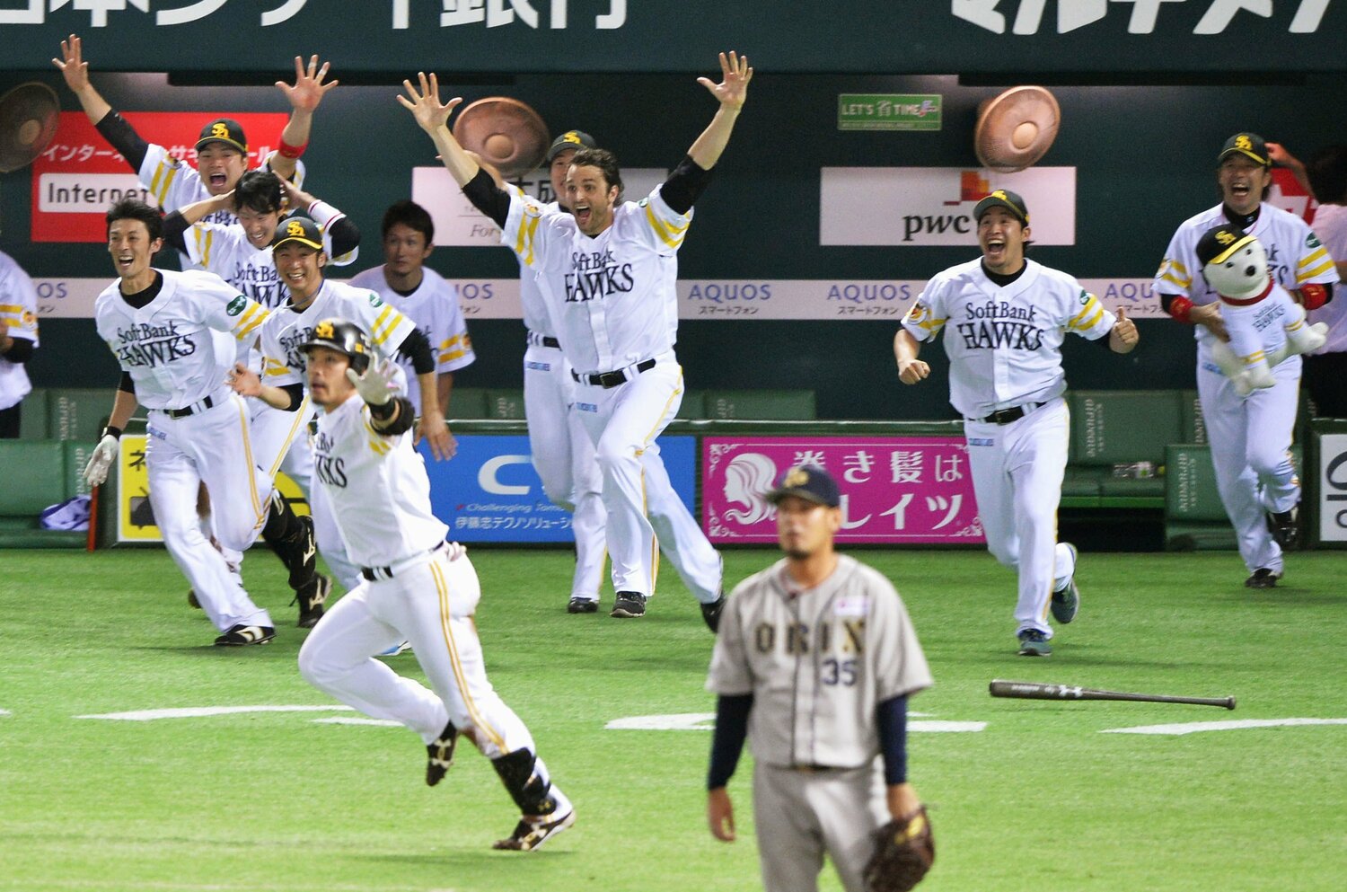 2014年10月2日、ソフトバンク松田にサヨナラ打を許した比嘉。直接対決で敗れたオリックスはリーグ優勝を逃した　©︎KYODO