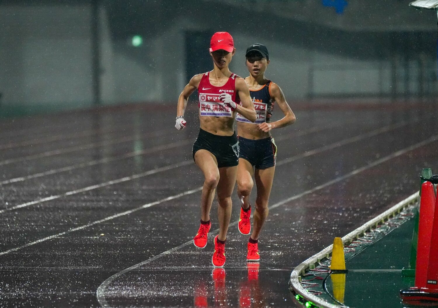 中盤からはマッチレースとなっていた廣中と矢田　©Satoshi Wada