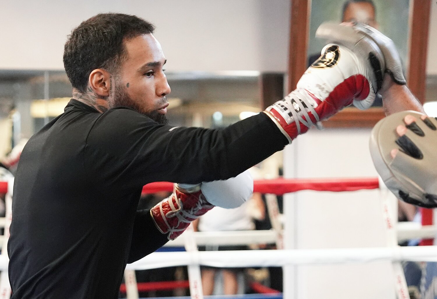 独特な「トルク感」のあるネリのミット打ち ©Naoki Fukuda