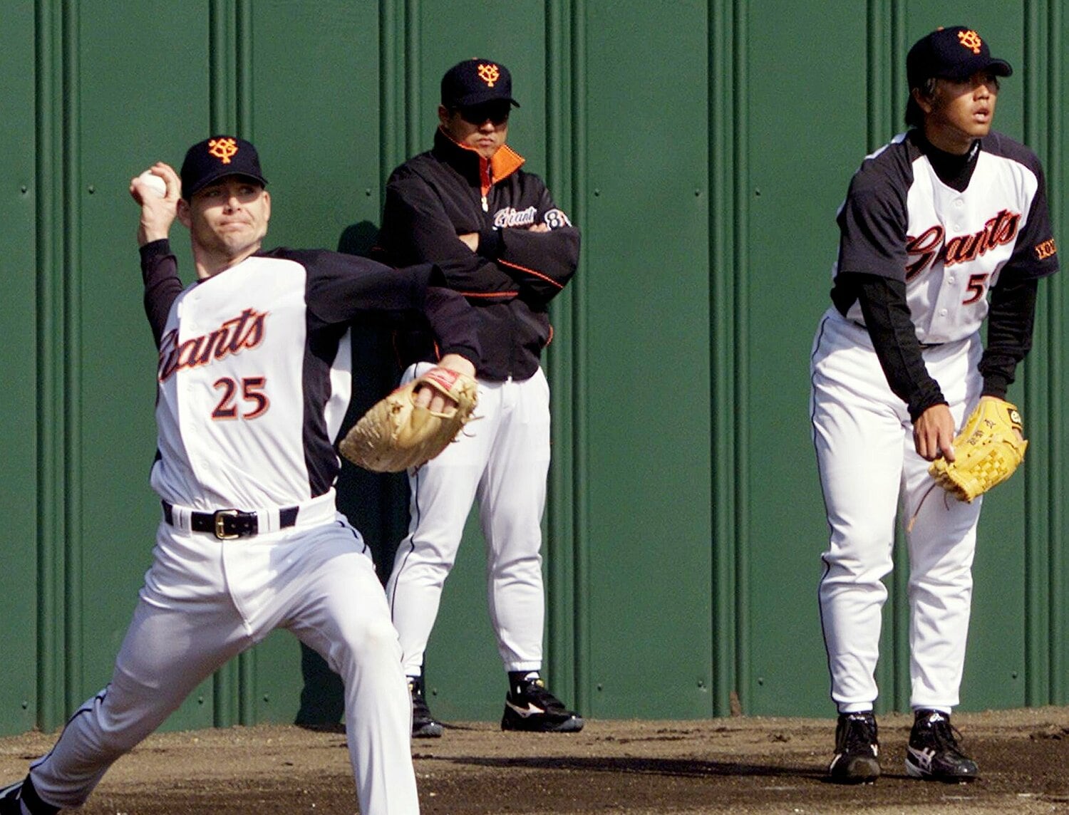 2002年の宮崎キャンプ。ジョン・ワズディンと條辺剛の投球練習を見守る原辰徳監督 ©JIJI PRESS