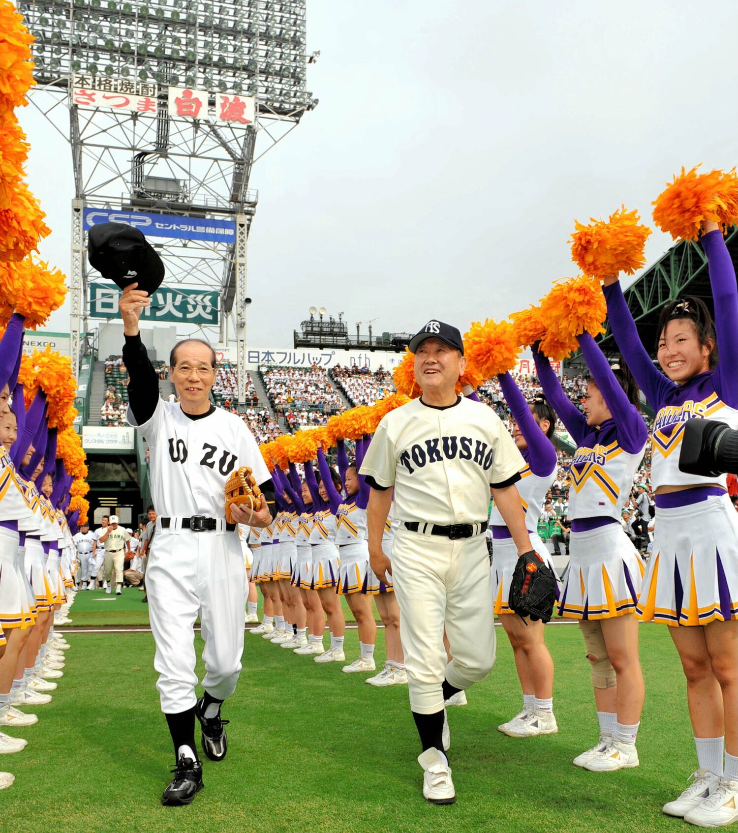 2008年8月2日、開会式前のイベントに揃って登場した村椿輝雄さんと板東英二さん　©JIJI PRESS