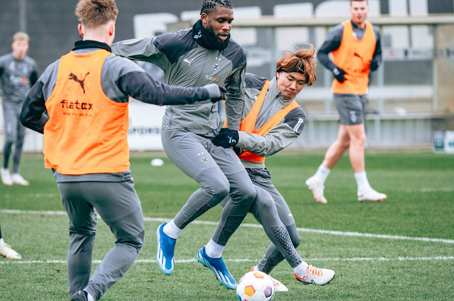 190cmを超える大柄なアメリカ代表FWジョーダンと激しく競り合う板倉　©︎Taisei Iwamoto