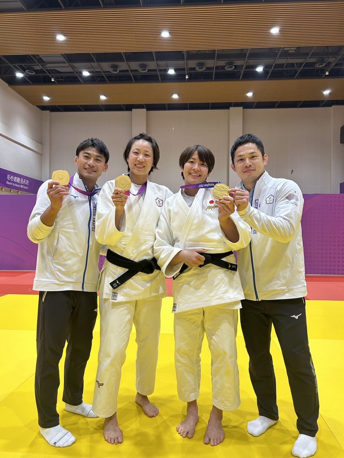 高市夫妻の恩人である台湾代表・連珍羚（左から2人目）。賢悟さんが指導する楊勇緯の姿も（写真／本人提供）