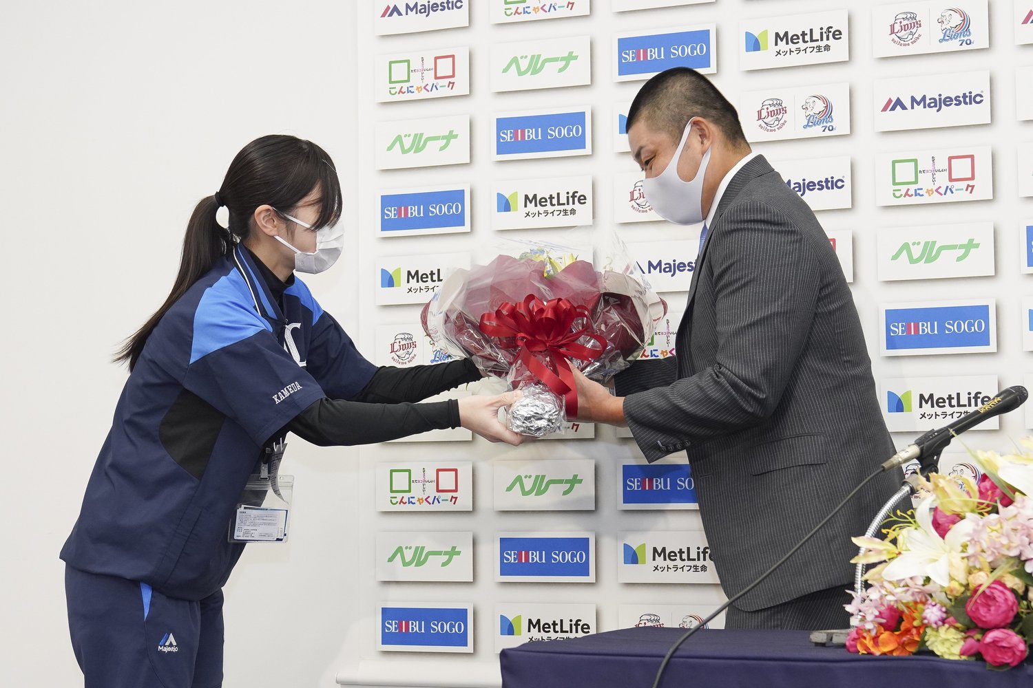 会見で花束を受け取る高橋　©︎Seibu Lions