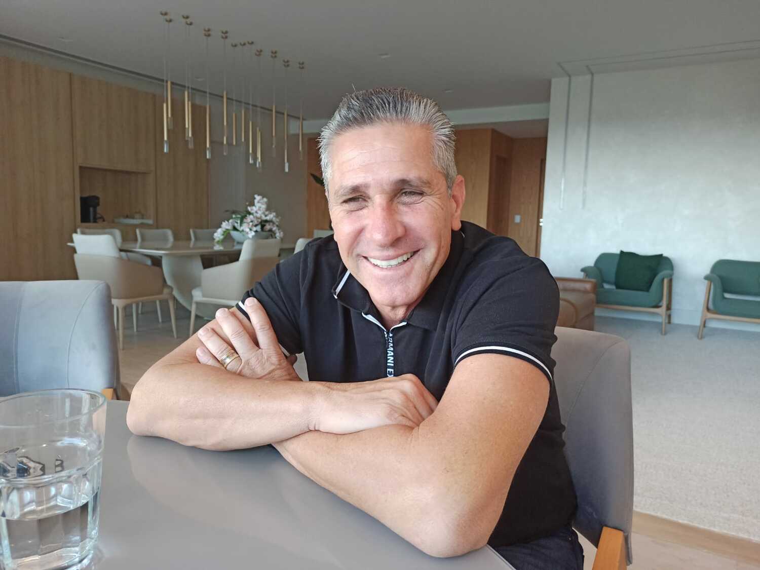 インタビュー中、穏やかな表情のジョルジーニョ　©Hiroaki Sawada