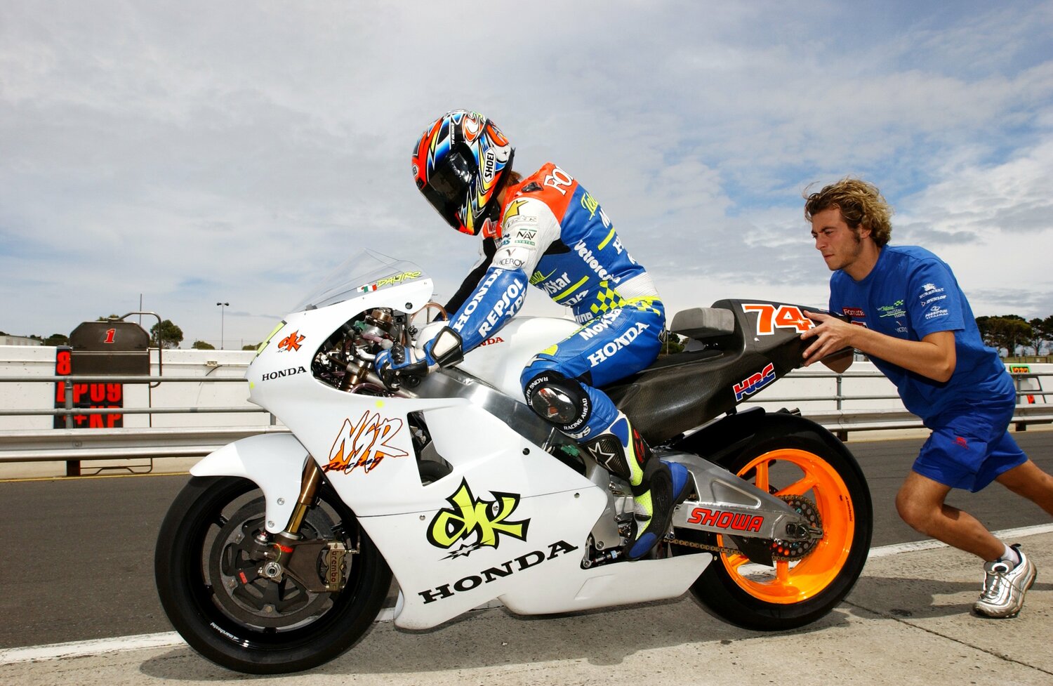 2002年のMotoGPクラスへの昇格を控え、ホンダNSR500でテスト走行を重ねる加藤大治郎。当時は4ストと2ストの混走だった　©Satoshi Endo