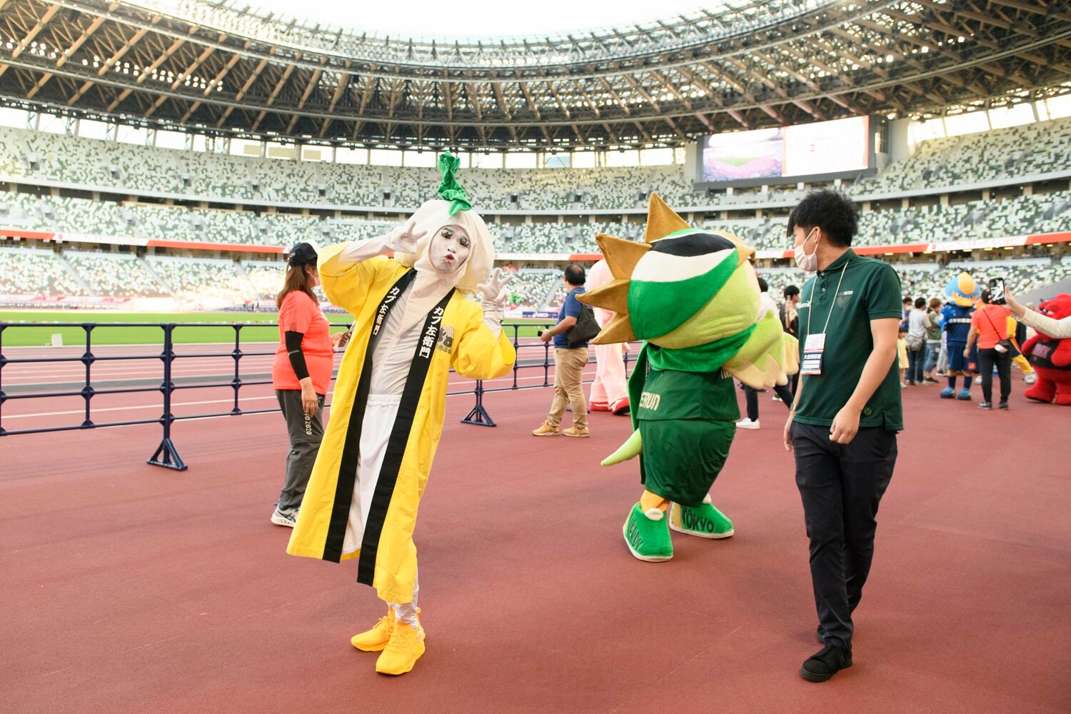 「もう落っこちかけてるカブ～」と語るカブ左衛門。柏市のご当地キャラを目指している　©Hirofumi Kamaya