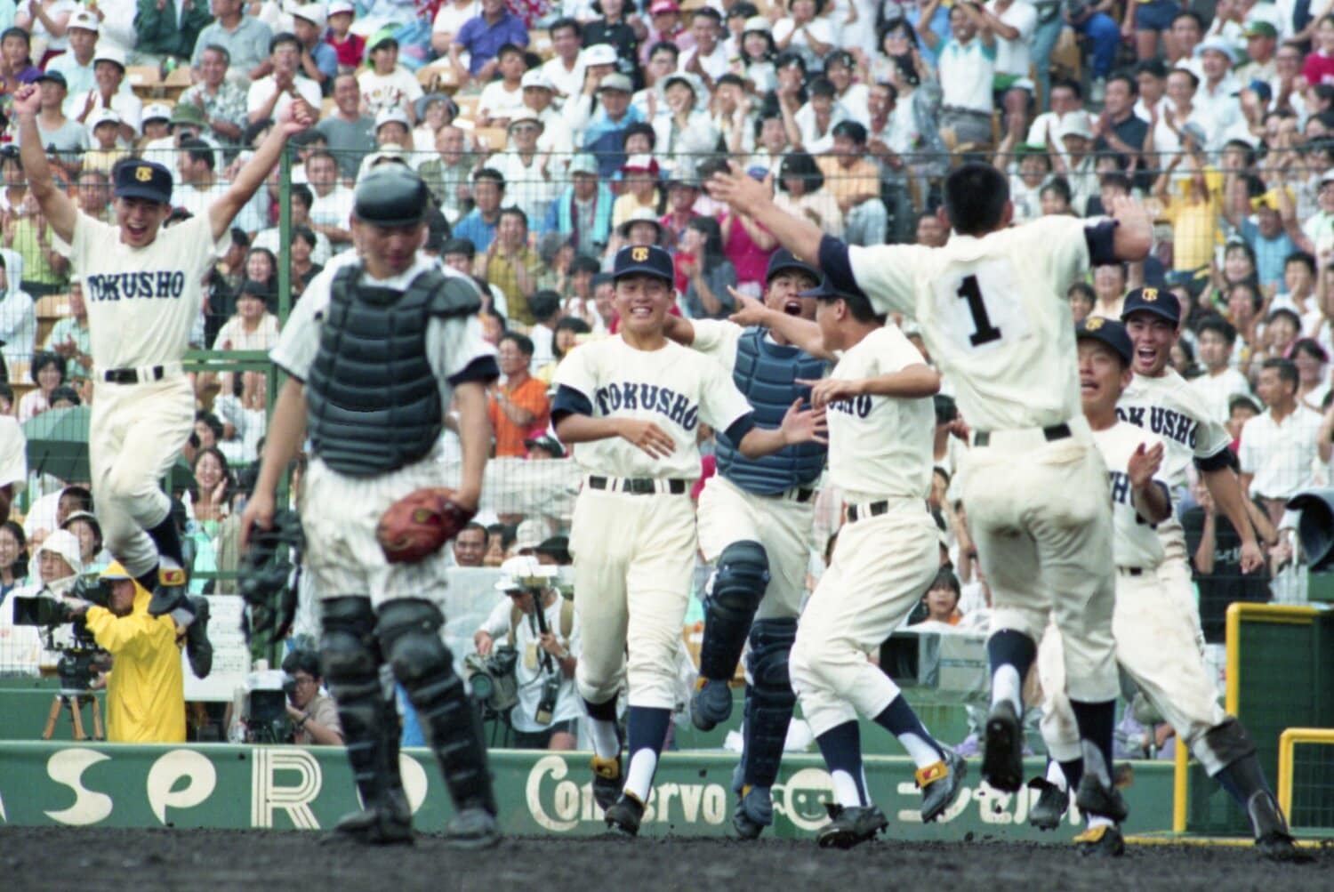 徳島商は9回1死一、二塁から飛び出した左中間二塁打でサヨナラ勝ち。背番号１の川上も大ジャンプで喜ぶ　©KYODO