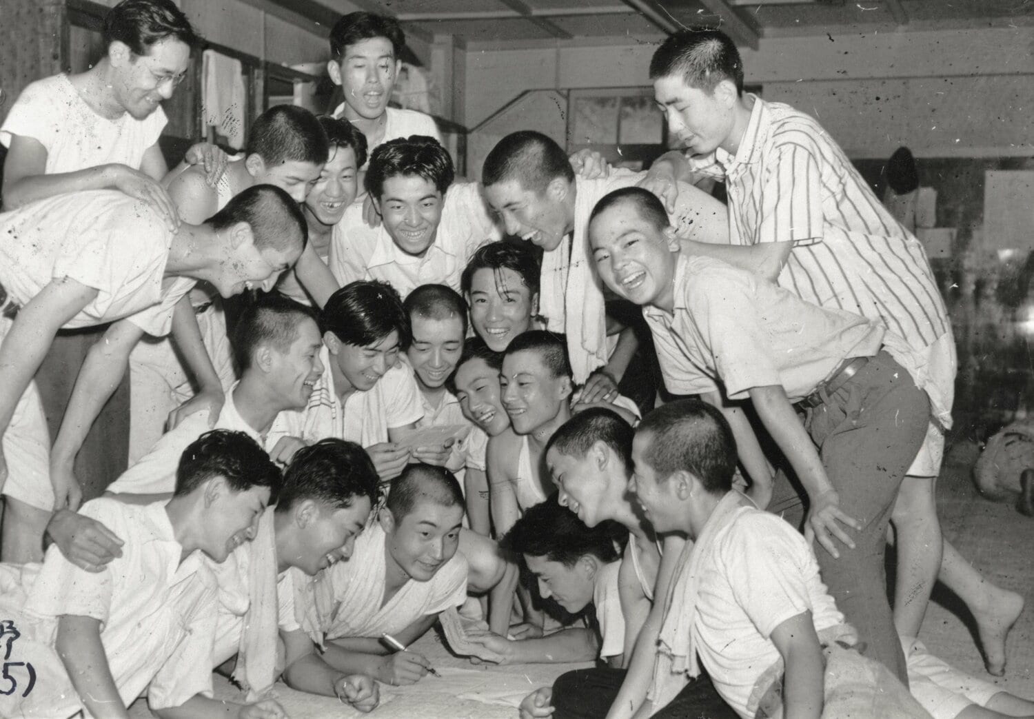 1949年、宿舎で激励の電報に喜ぶ湘南の選手たち。髪の長い生徒が複数人いるのがわかる　©Asahi Shimbun