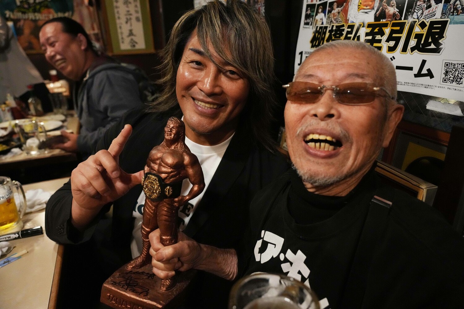 棚橋弘至ブロンズ像を手に記念写真に納まる棚橋と村田善則マスター ©Essei Hara